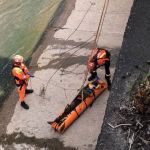 Homem cai no rio Arrudas e é resgatado pelo Corpo de Bombeiros