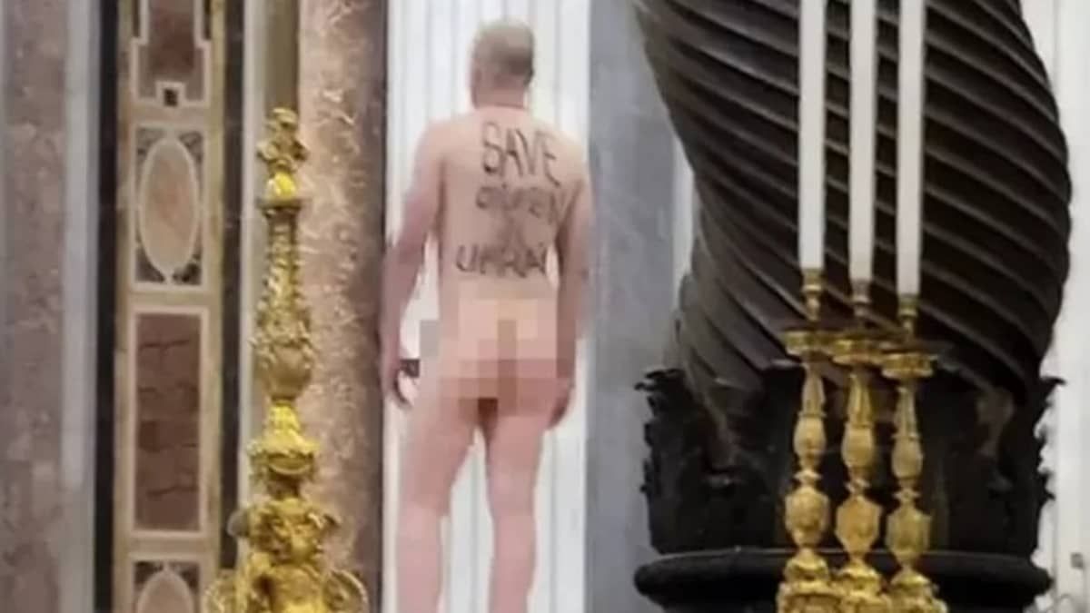 Homem pelado protesta em altar de igreja contra guerra na Ucrânia 