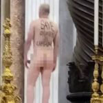 Homem pelado protesta em altar de igreja contra guerra na Ucrânia 