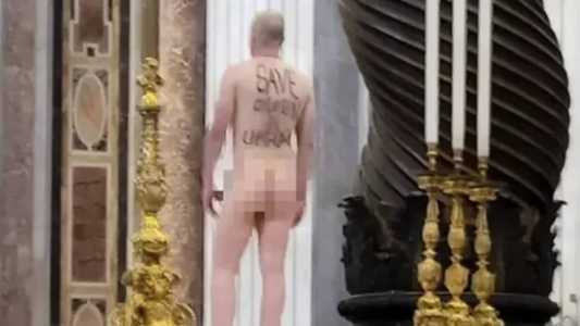 Homem foi retirado do local pelos guardas do Vaticano; nas costas estava escrito para "salvar as crianças"