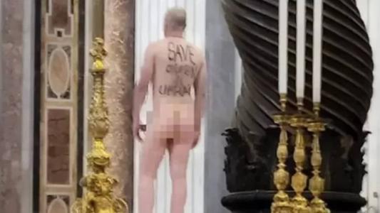 Homem foi retirado do local pelos guardas do Vaticano; nas costas estava escrito para "salvar as crianças"