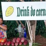 Homem que foi chifrado abre barraca de drinks e afirma: 'sou um corno feliz' 