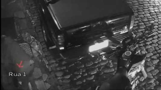 Homem furta placa fundida na Rua Direita