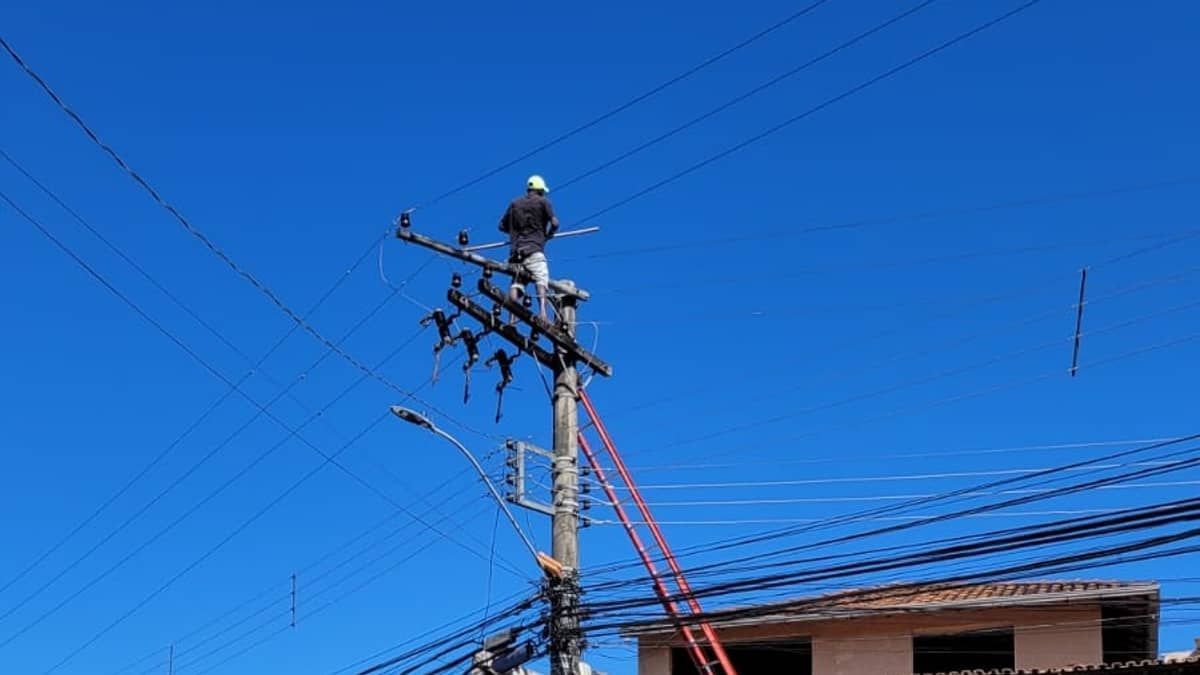 Foragido em cima de poste:Foragido em cima de poste: Cemig reestabelece luz de parte dos clientes afetados em Itabira