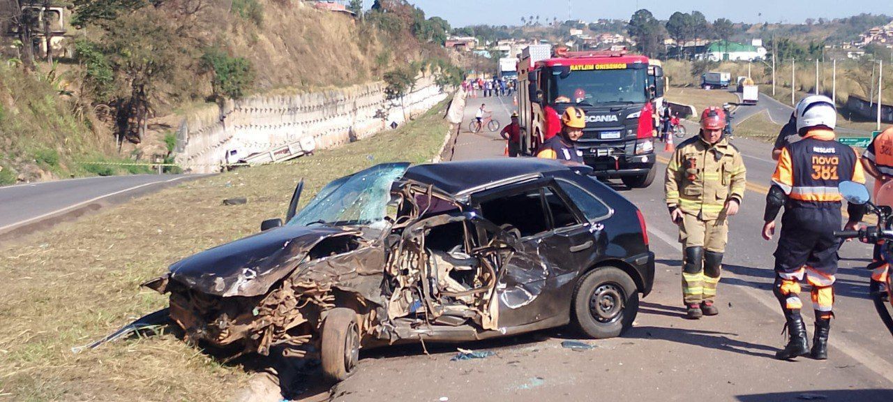 Homem morre após bater carro de frente com caminhão de minério na BR-381; veja vídeo