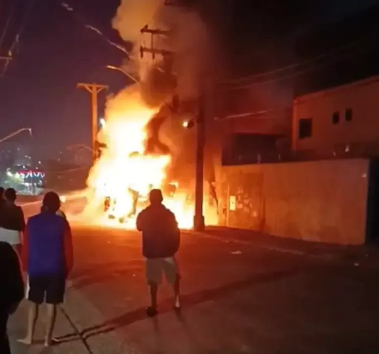 Homem morre carbonizado após caminhão tombar e explodir em São Paulo