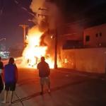 Homem morre carbonizado após caminhão tombar e explodir em São Paulo