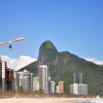 Homem morre e mulher fica em estado grave após asa-delta cair no mar, no Rio de Janeiro