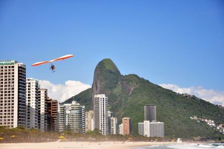 Homem morre e mulher fica em estado grave após asa-delta cair no mar no Rio de Janeiro