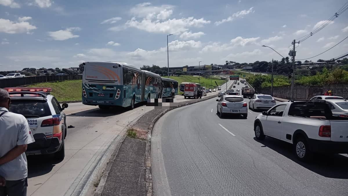 Motociclista morre em acidente com ônibus do Move na Pampulha