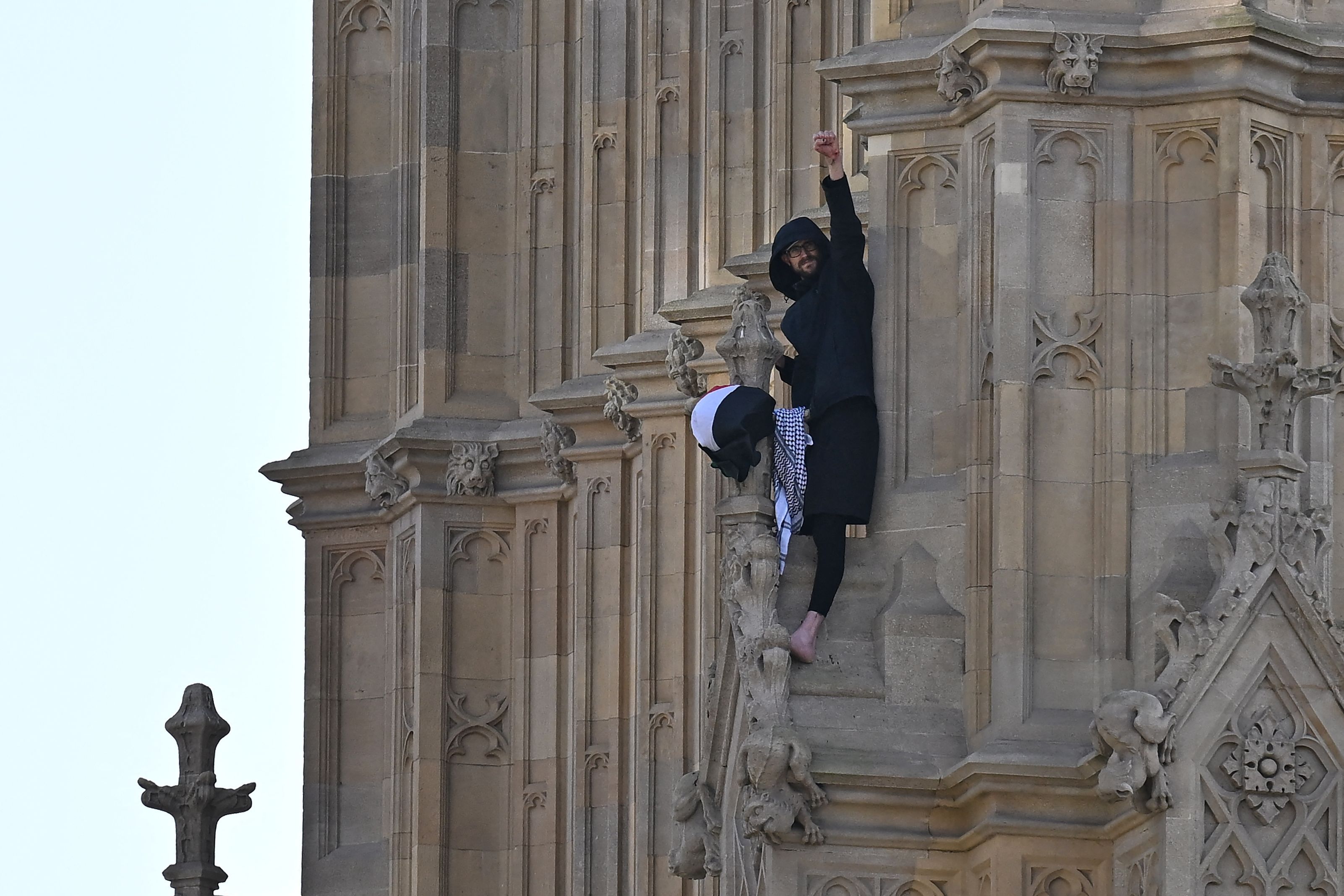 Homem é preso após escalar Big Ben de Londres com bandeira da Palestina