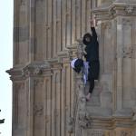 Homem é preso após escalar Big Ben de Londres com bandeira da Palestina