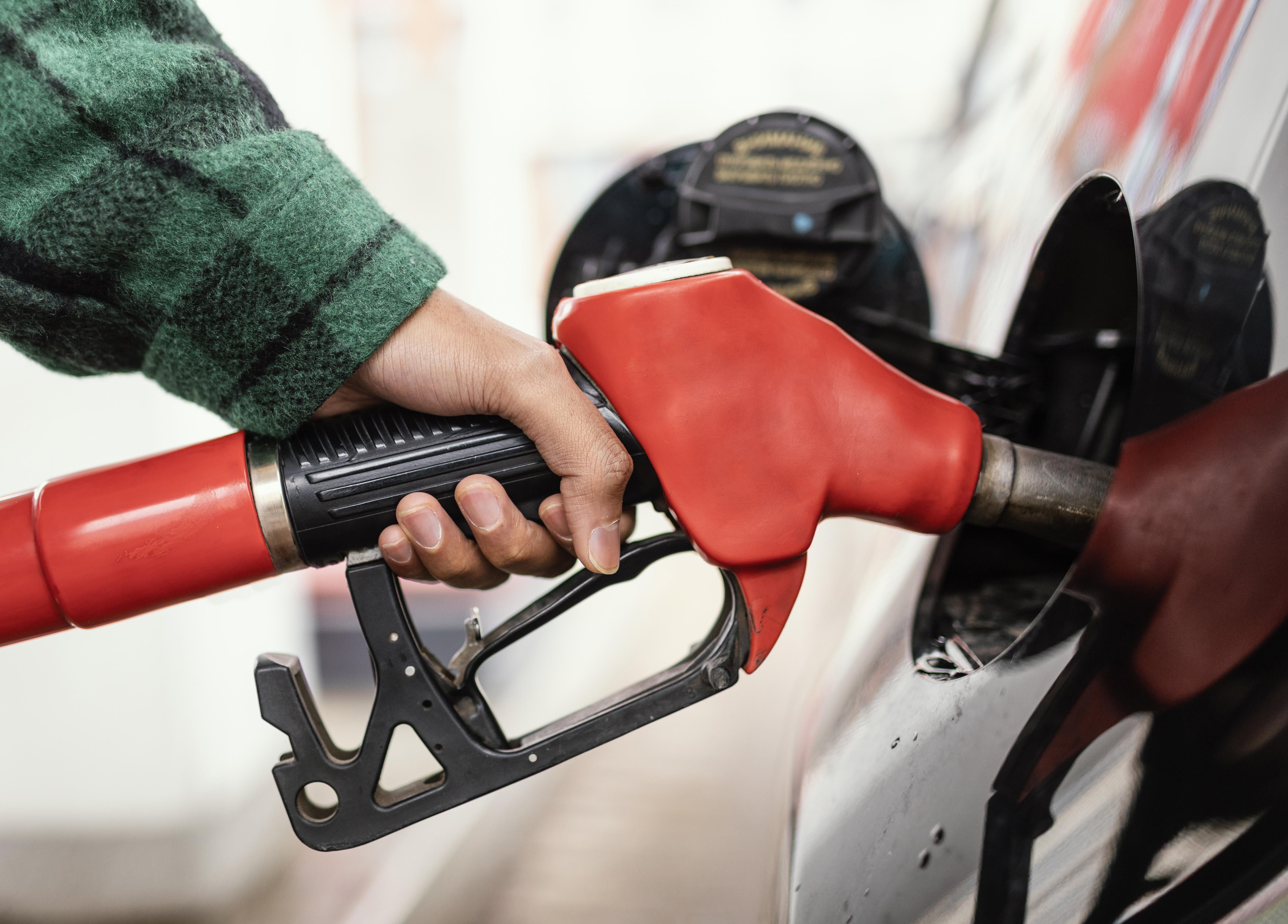 Preço da gasolina no Brasil está 6% mais caro do que no mercado internacional, mostra levantamento