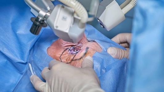 Homem passou por cirurgia para recompor o globo ocular