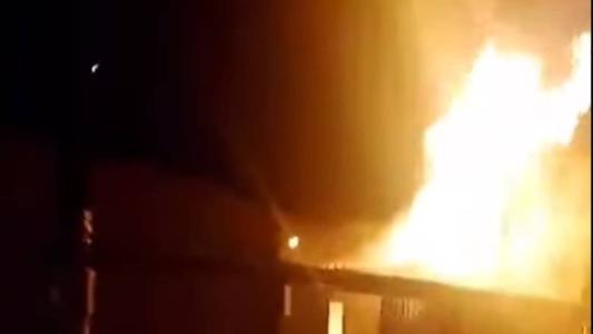 Homem pós fogo na casa e fugiu em seguida