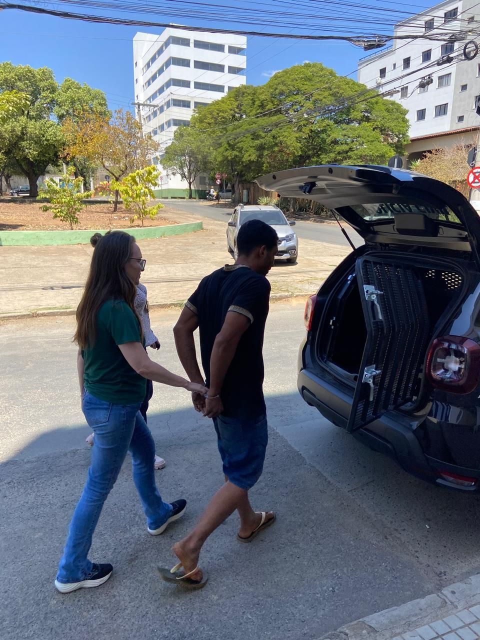 Homem é preso em Montes Claros por ameaçar ex-namorada com fotos de armas