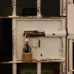 Homem preso após ser confundido com estuprador deve ser indenizado em R$21 mil em Minas 