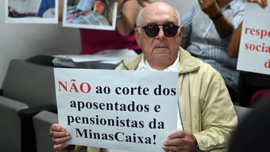 Homem protesta na ALMG contra projeto apresentado pelo governo de MG