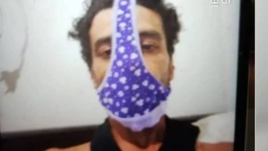 Homem publicou fotos usando as peças íntimas e a vítima reconheceu uma de suas calcinhas