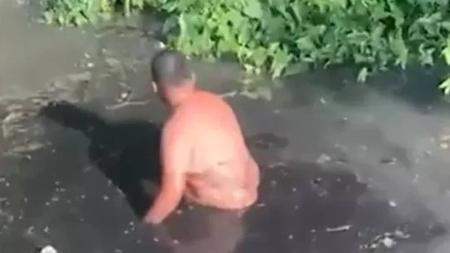 Homem pulou em esgoto no Rio de Janeiro