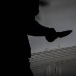 Homem que matou esposa a facadas em frente a filho de 8 anos é condenado a 24 anos de prisão 