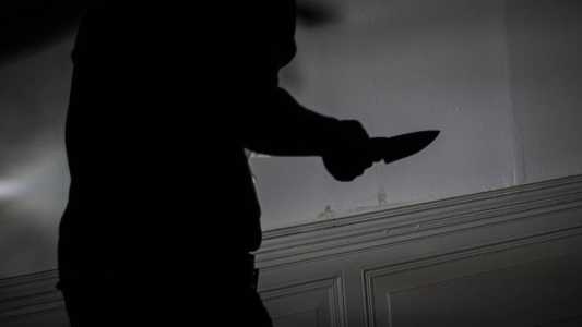 Homem que matou a esposa a facadas em frente ao filho é condenado a 24 anos de prisão