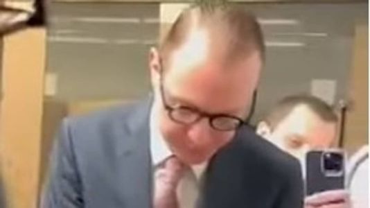 Homem que xingou advogado de Lula vai responder por injúria e incitação ao crime