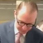 Homem que xingou advogado de Lula em banheiro de aeroporto é indiciado