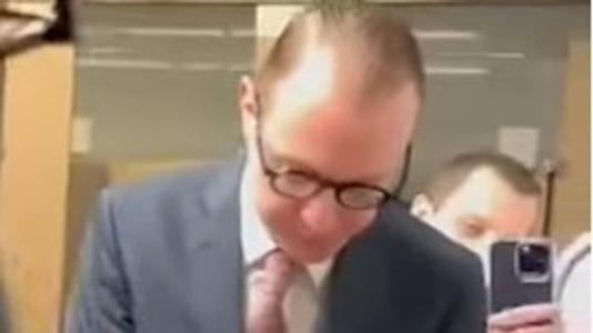 Homem que xingou advogado de Lula vai responder por injúria e incitação ao crime