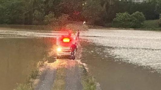 Homem se arriscou ao atravessar via alagada