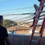 Homem que ficou quase 24 horas em cima de poste, em Itabira, é levado para presídio