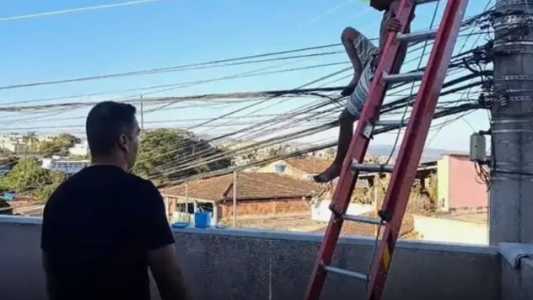 Homem se entregou na polícia após quase 24 horas em cima de poste
