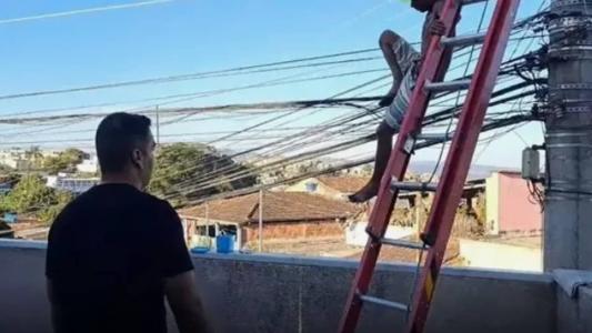 Homem se entregou na polícia após quase 24 horas em cima de poste