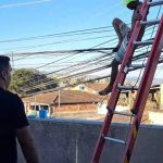 Veja o momento em que homem que ficou quase 24 horas em cima de poste se entrega