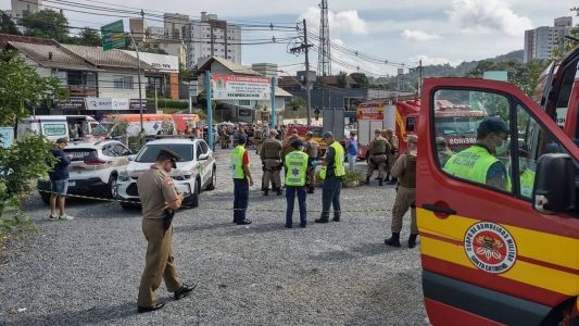Homem se entregou voluntariamente à polícia, após pular muro da escola e matar crianças com uma machadinha