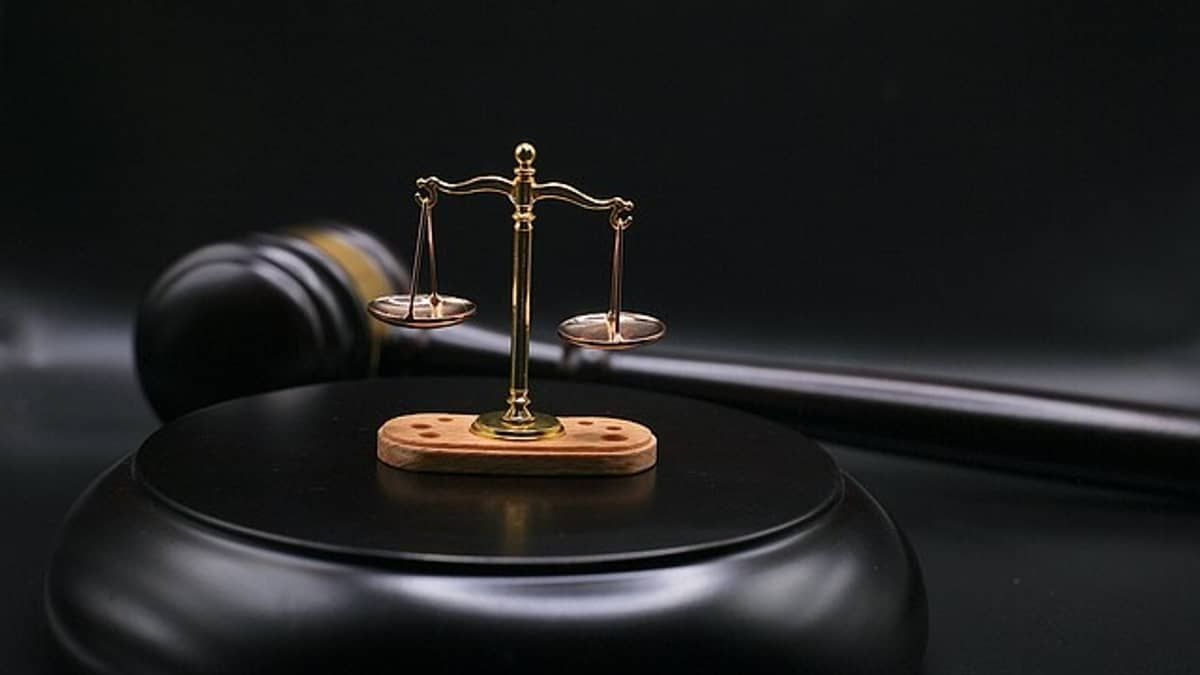 Falso advogado que aplicou golpe em idoso é condenado a dois de prisão por estelionato