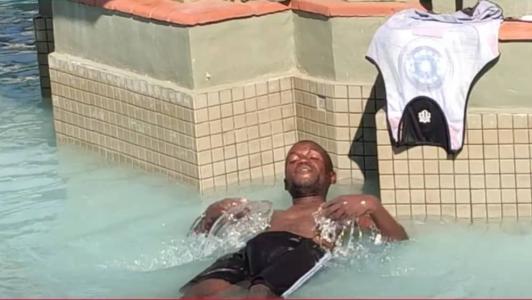 Homem se refresca na Praça Raul Soares, em BH