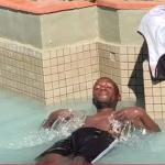 Moradores de BH aproveitam fontes e córregos para se refrescar durante onda de calor