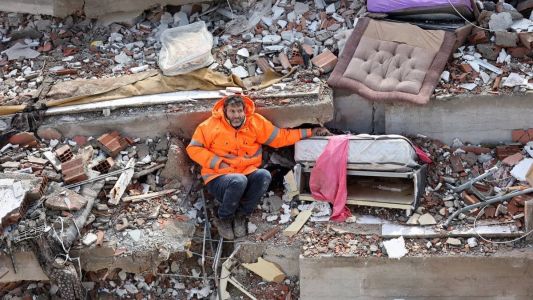 Homem segura a mão de sua filha de 15 anos, que morreu no terremoto na Turquia