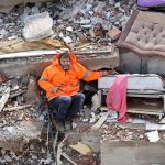 Pai segura mão de filha de 15 anos morta sob escombros após terremoto na Turquia; veja foto
