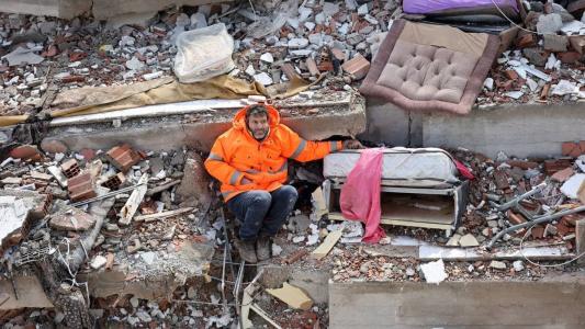 Homem segura a mão de sua filha de 15 anos, que morreu no terremoto na Turquia