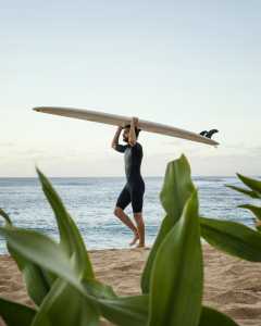 Homem com uma prancha de surfe