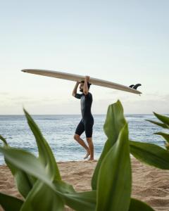 Homem com uma prancha de surfe