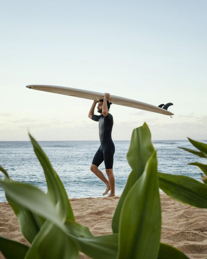 Homem com uma prancha de surfe
