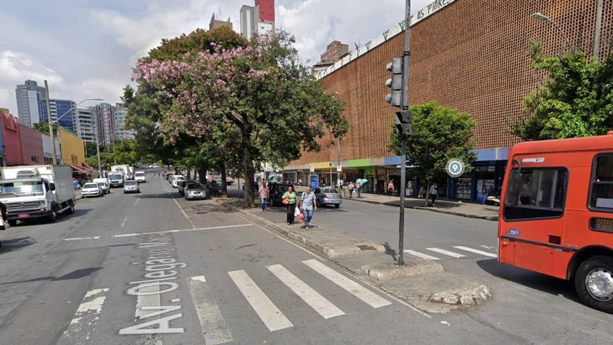 Homem solicita viagem, ameaça taxista com garrafa de vidro e rouba o carro dele em BH