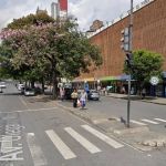 Homem solicita viagem, ameaça taxista com garrafa de vidro e rouba o carro dele em BH