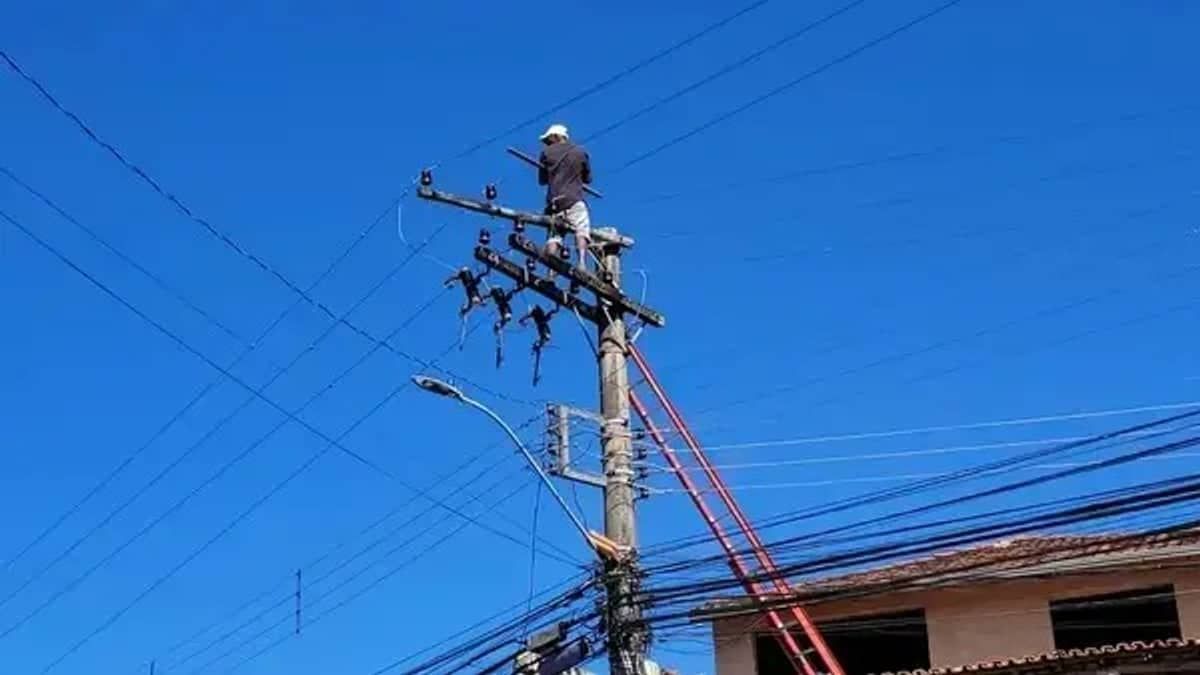 Homem que tentou fugir da polícia subindo em poste se emocionou após se entregar
