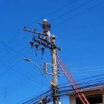 Homem que tentou fugir da polícia subindo em poste se emocionou após se entregar