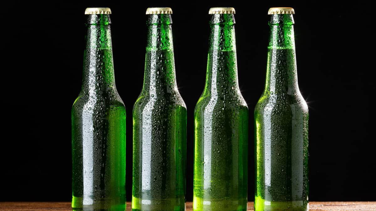 Mulher dá garrafada em namorado após ele errar letra de música em bar do interior de Minas