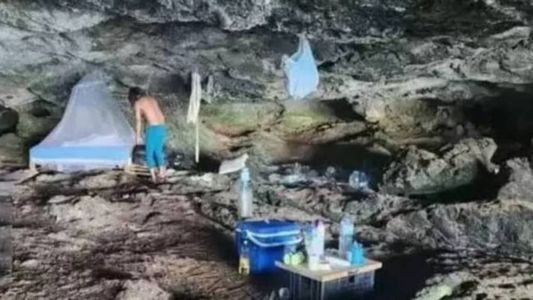 Homem tinha duas camas e tomava banho com balde